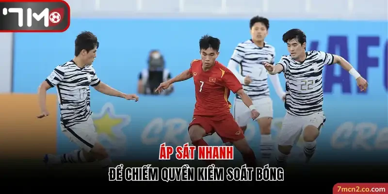 Áp sát nhanh để chiếm quyền kiểm soát bóng